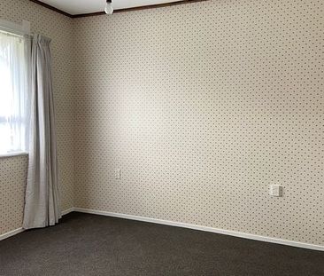 Charming 3 Bedroom Bungalow - Photo 2