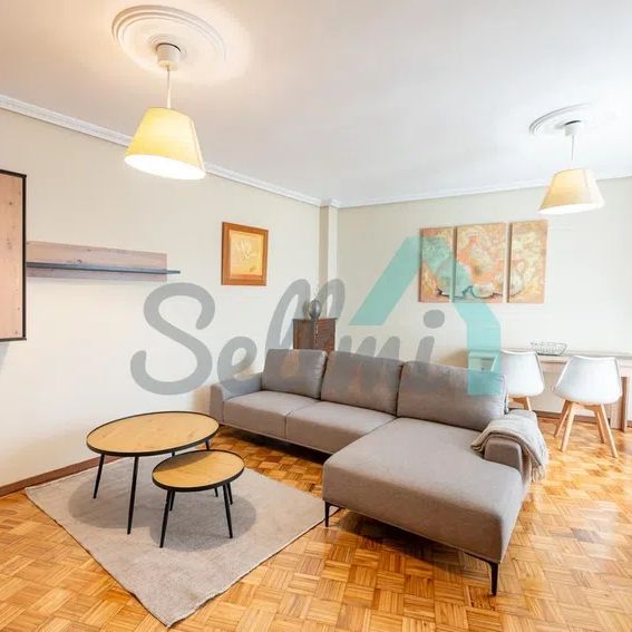 Alquiler de piso en Calle Campoamor - Photo 1