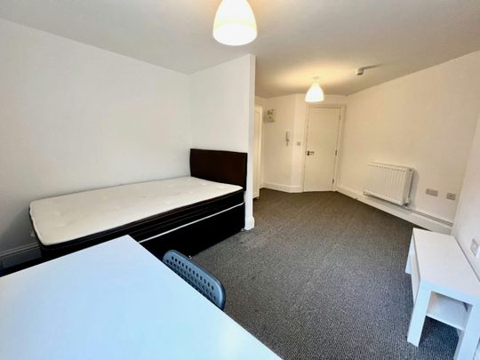 King Street, Newcastle-Under-Lyme, ST5 - Photo 1