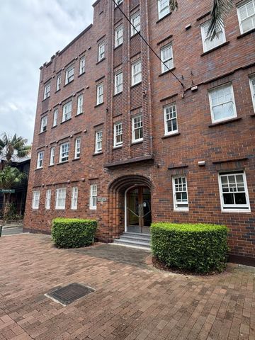 Stylish Art Deco Apartment in Award-Winning Complex - Photo 5