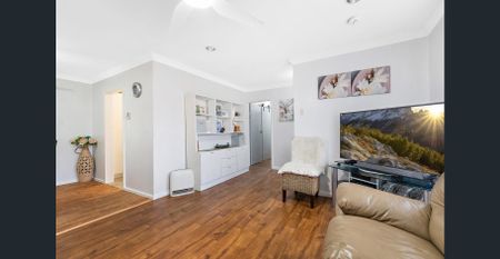 🏠 Massive House Central Location 4 Bed+ 1 Bath + Covered Patio +Ample parking + High security gate - Photo 5