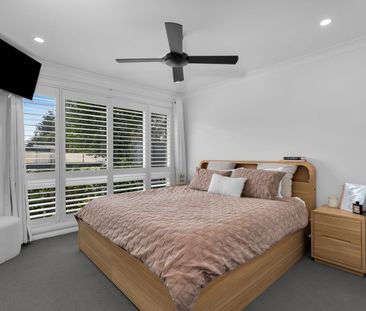 Beautiful three-bedroom home with a pool - Photo 3