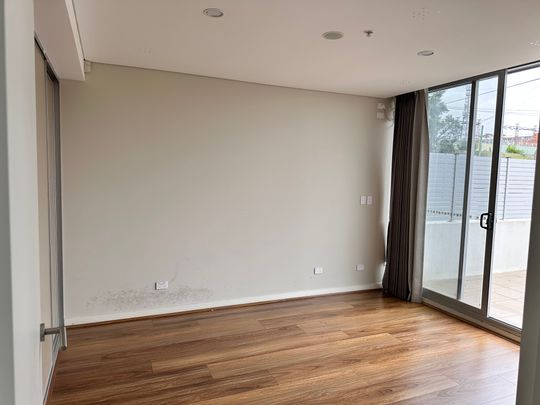 Modern 1 Bedroom Timberfloor Apartment Available For Lease!! - Photo 1