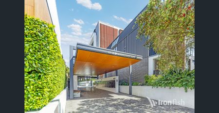 LUXURY SPLIT LEVEL SPACIOUS APARTMENT - Photo 4