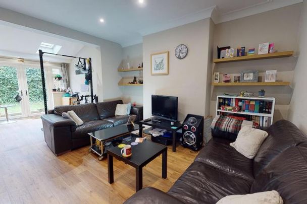 Headingley Crescent, - Photo 1