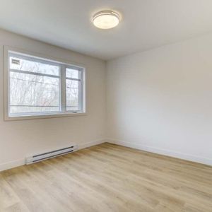 5 1/2 neuf, Les Coteaux, TRIPLEX ! JUIN - JUILLET 2025 - Photo 2