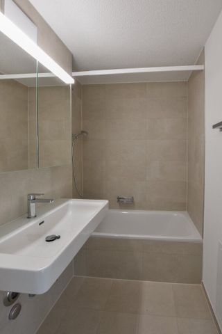 Bel appartement de 3,5 pièces au rez-de-chaussée à Ostermundigen - Photo 2