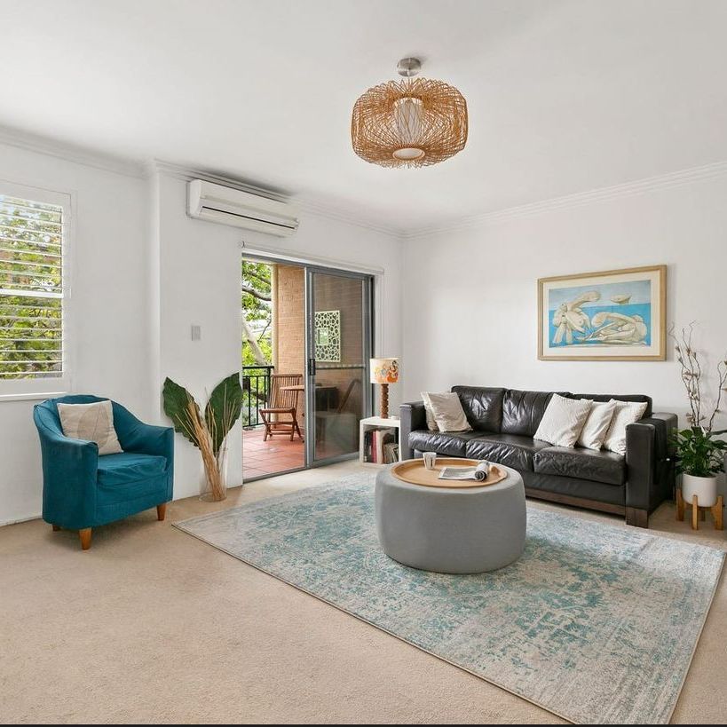 Spacious apartment in thriving neighbourhood - Photo 1