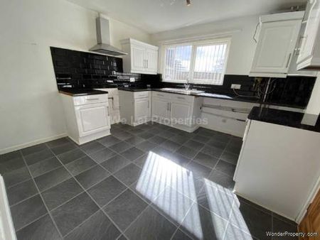 3 bedroom property to rent in Salford - Photo 2