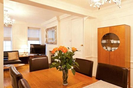 3 bedroom flat in Soho - Photo 2