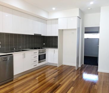 2/10 Lorensen Avenue, Coburg North VIC 3058 - Photo 4