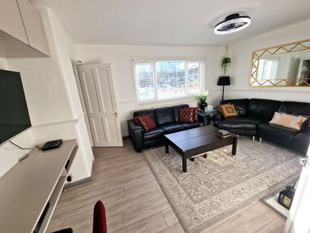 1 bedroom in a house share to rent - Photo 2