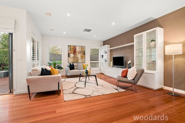 Elegant & Private 3-Bedroom Home in Leafy Box Hill South - Photo 1