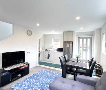 Modern Two-Level One-Bedroom Townhouse – Stylish & Private Living - Photo 3