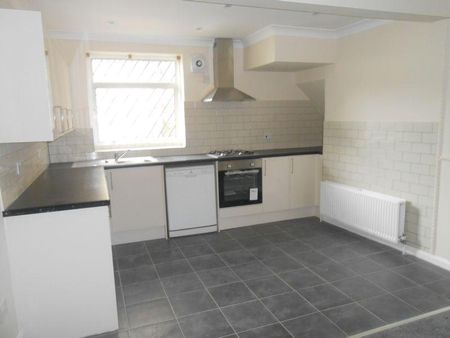 3 bedroom semi-detached house to rent - Photo 4