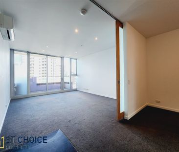 Rare Water Front 1 bed room with Car spot - Photo 1