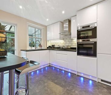 Recently refurbished and immaculately presented three bedroom Victo... - Photo 4