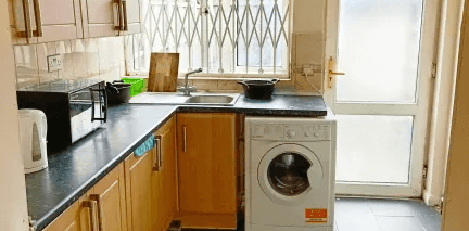 1 bedroom in a house share to rent - Photo 2