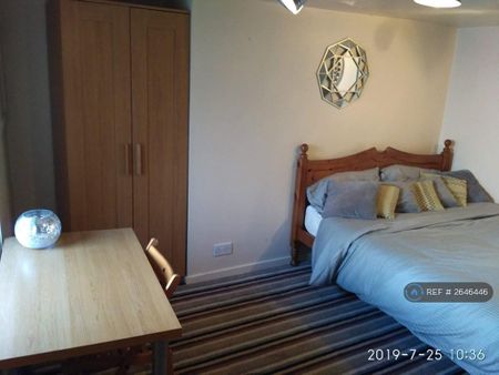 1 bedroom in a house share to rent - Photo 3