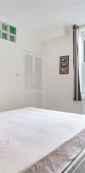 1 bedroom flat in London - Photo 1