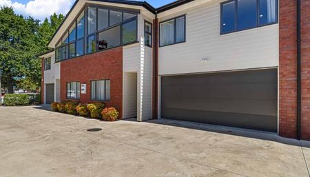 Modern Townhouse Living - Photo 5