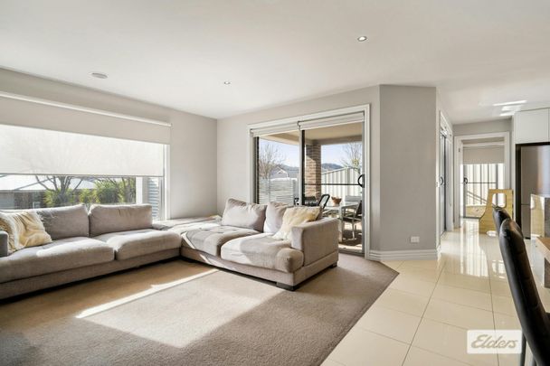 Style and low-maintenance living in excellent location! - Photo 1