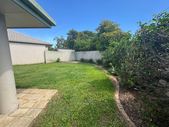 TASTEFULLY RENOVATED - SHORT STROLL TO ROBINA TOWN CENTRE - Photo 1