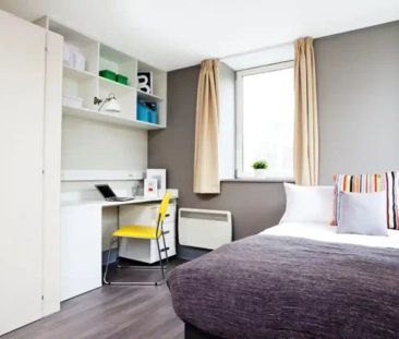 Large High Double Ensuite - Photo 4