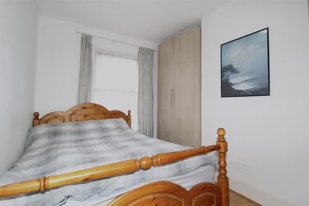 3 Bedroom House - Mid Terrace To Let - Photo 5