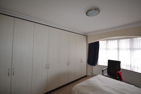 4 bedroom end of terrace house to rent - Photo 4