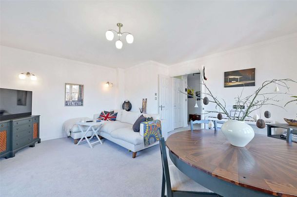 An immaculate two double bedroom apartment situated on the popular and private Longbourn development. - Photo 1