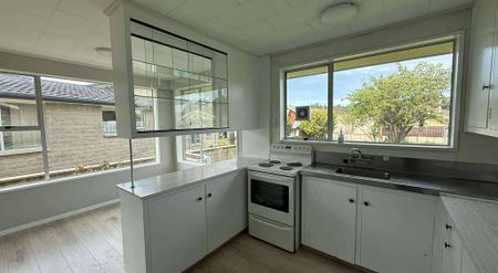 Tidy Townhouse with Internal Access - Photo 4