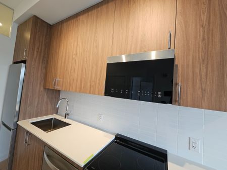 For Lease - 3250 Carding Mill Trail, Oakville, Ontario - Photo 4