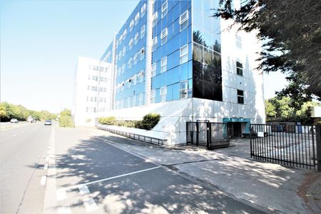 London Road, Lowfield Heath - Photo 3