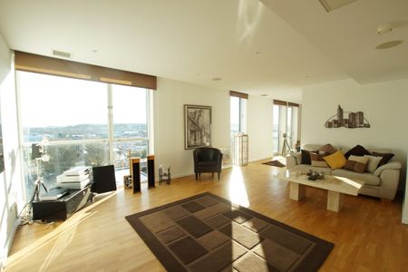 2 bedroom Penthouse to let - Photo 3