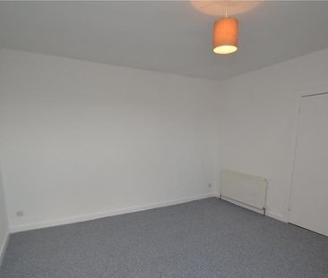 3 bedroom flat to rent - Photo 2