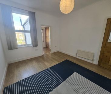 3 bedroom flat to rent - Photo 4