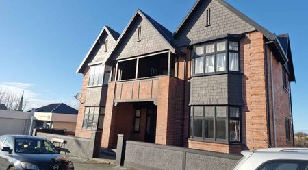 Sunny 3 Bed Apartment - Photo 4