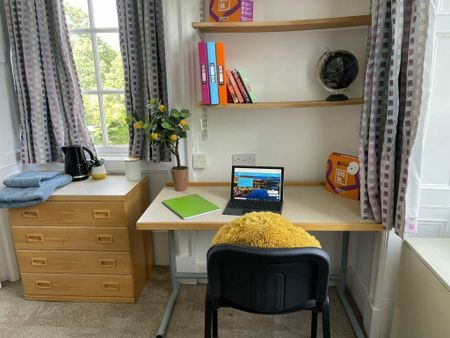 1 bedroom in a house share to rent - Photo 2