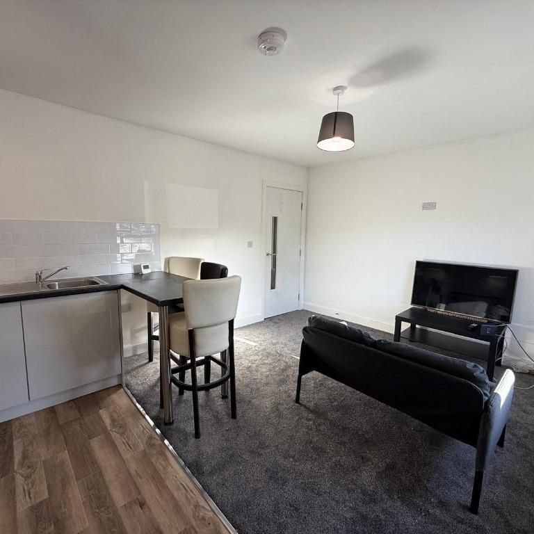 3 bedroom flat to rent - Photo 1