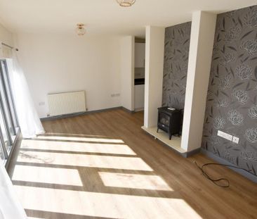 2 bedroom coach house to rent - Photo 1