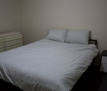 Elizabeth North - Photo 6