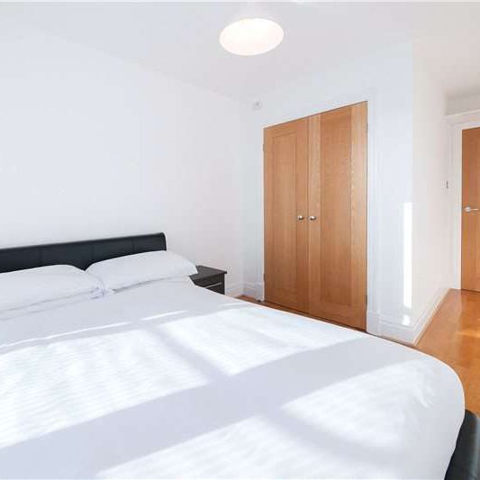 A very good furnished 7th floor with lift apartment with far reaching views across London. - Photo 1