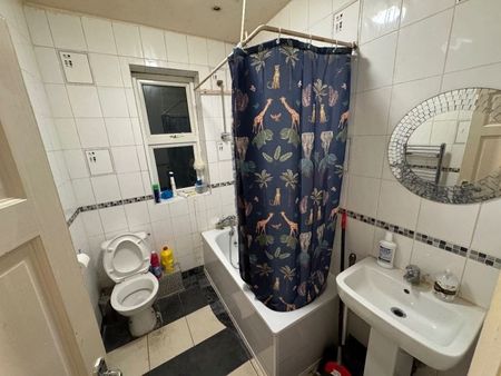 Room in a Shared House, Stevenage Road, E6 - Photo 4
