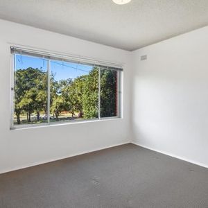 Large 2 bedroom unit - Photo 2