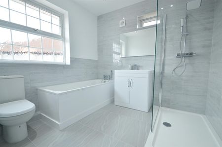 Collins Drive, Ruislip, HA4 - Photo 2