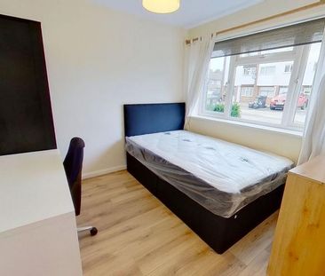 4 bedroom semi-detached house to rent - Photo 4