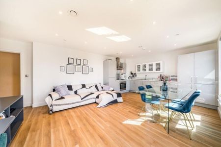 2 Bed Penthouse, Lysander House, NW10 - Photo 5