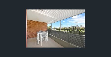 Sophisticated luxurious apartment by the water - Photo 2