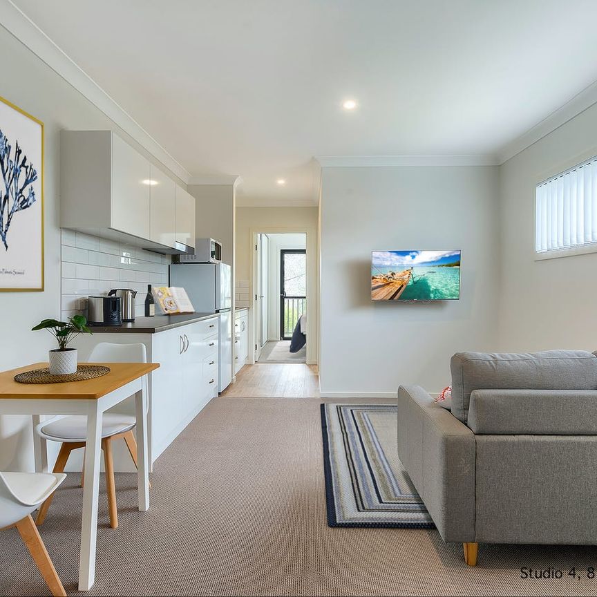 FULLY FURNISHED, DESIGNER STUDIO APARTMENT – BILLS INCLUDED! - Photo 1